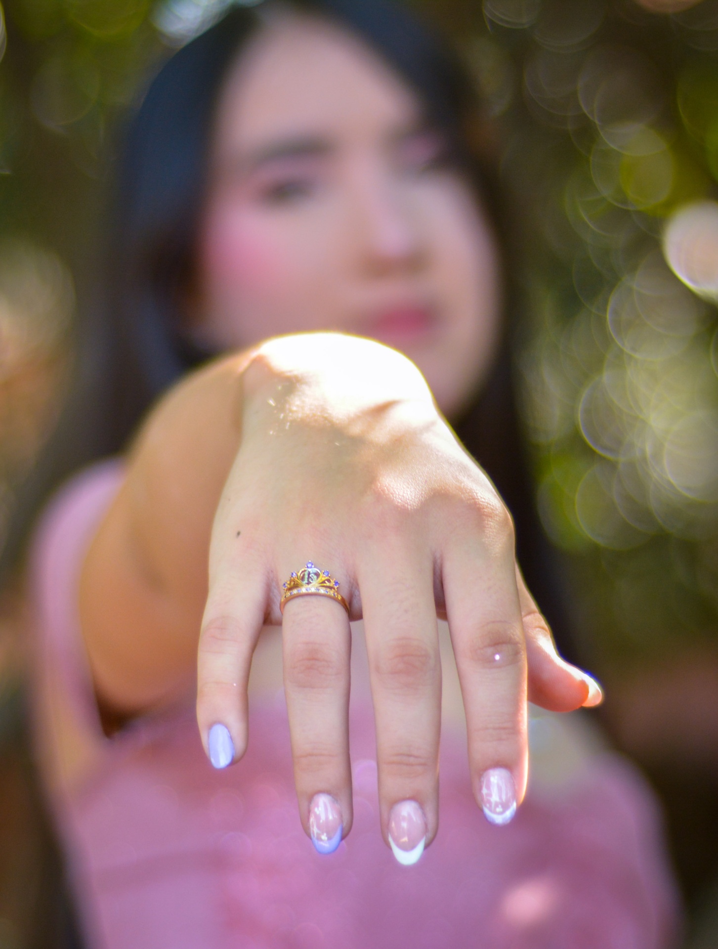 Anillo de corona dorada sobre la mano extendida