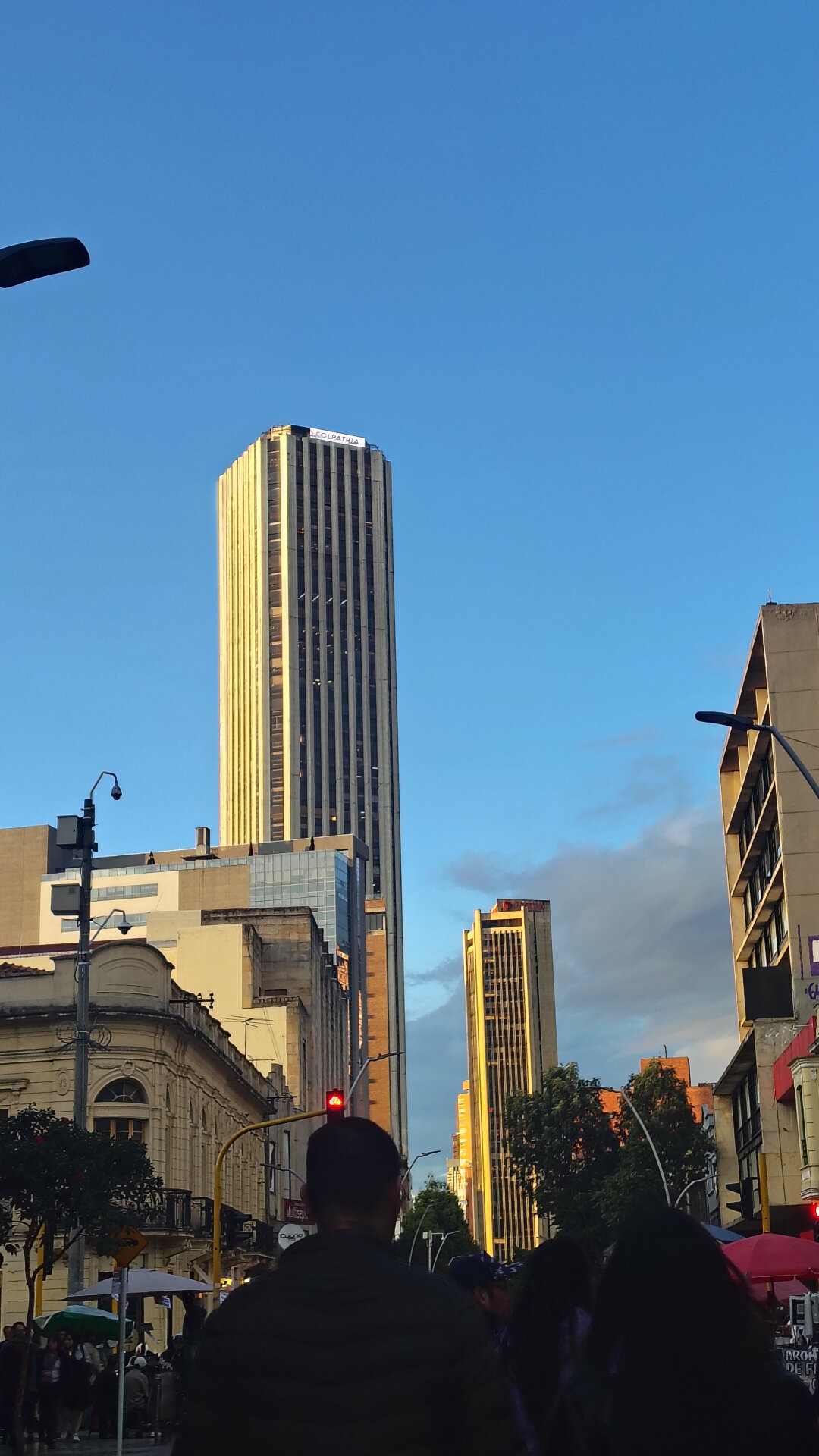 Torre Colpatria al atardecer entre la multitud bogotana
