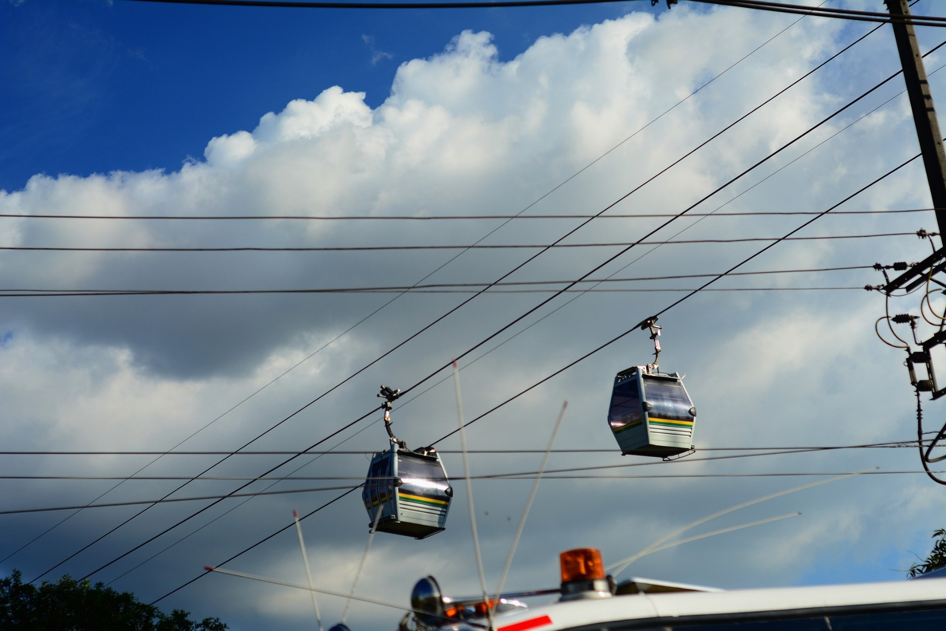 Góndolas del metrocable atravesando el cielo