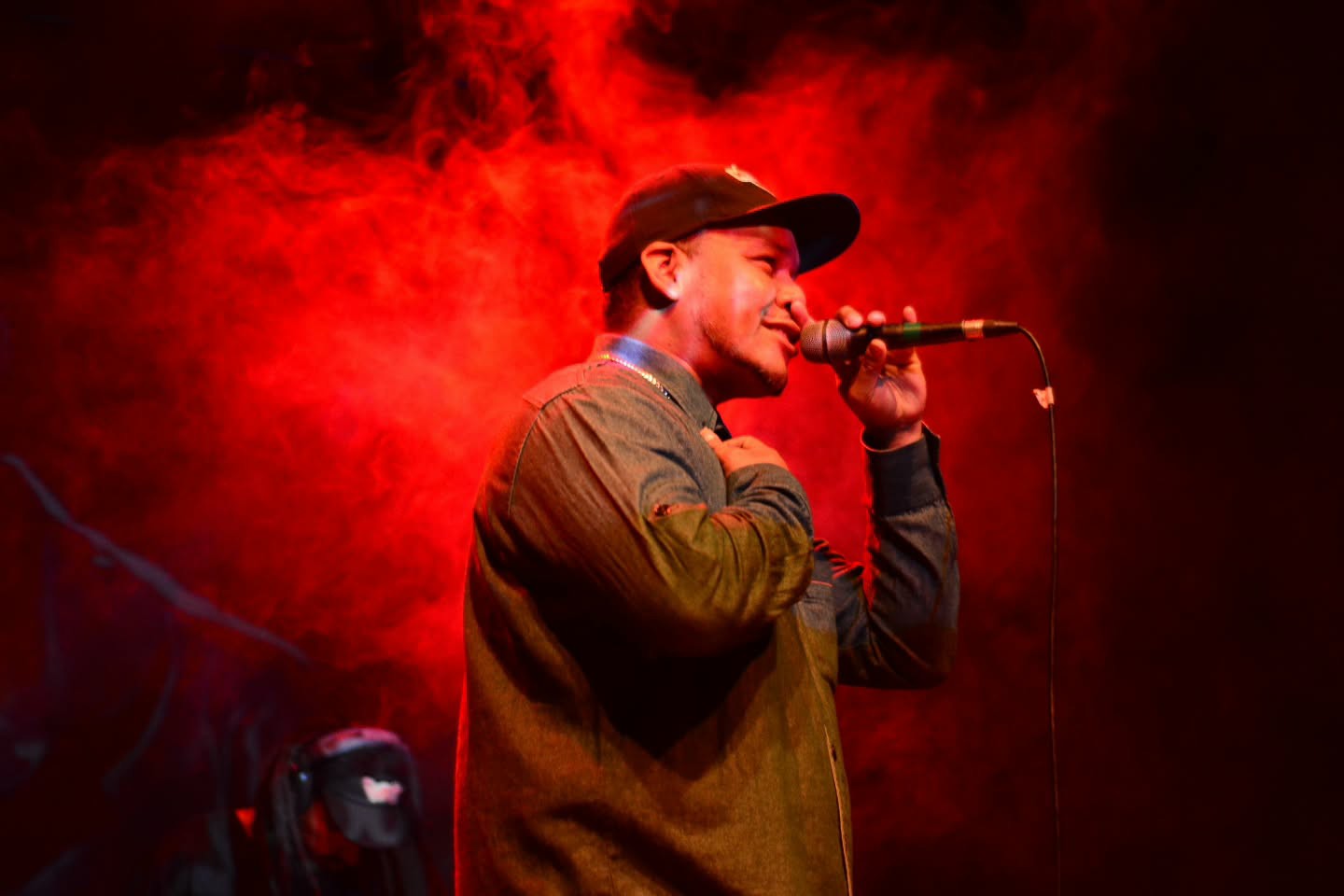 Cantante en humo rojo