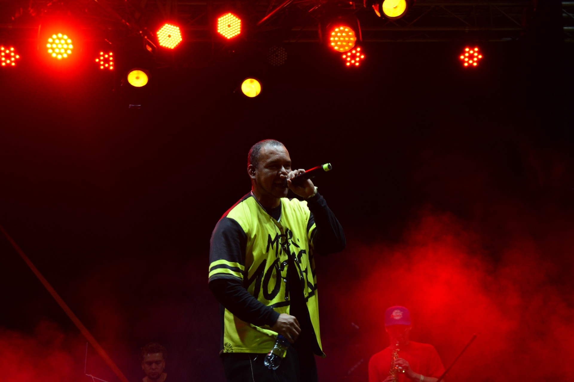 Concierto bajo luces rojas y humo